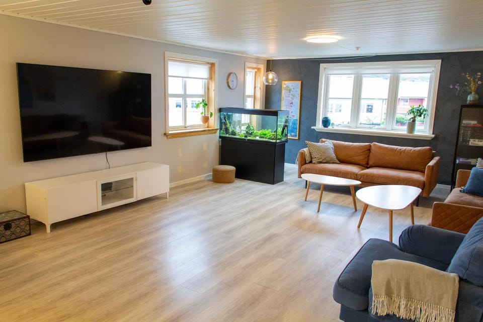 Communal lounge/ TV room, TV and multimedia, Living room, Seating area, Evening entertainment