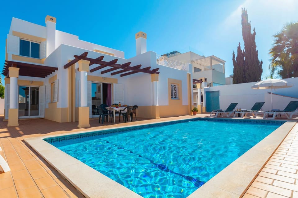 Property building, Day, Pool view, Swimming pool, sunbed