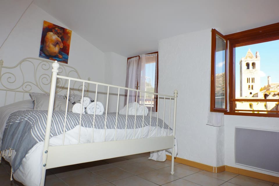 Bedroom, City view