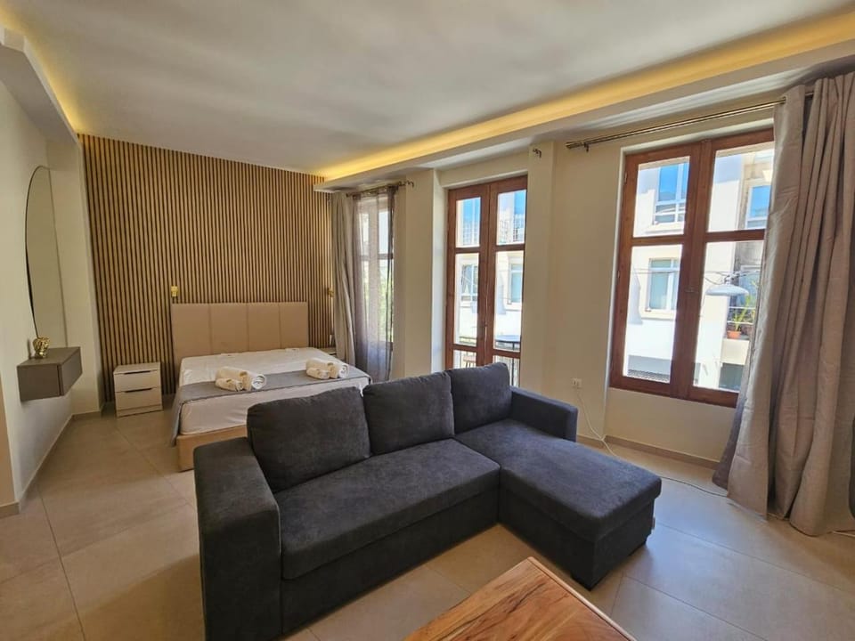 Bed, Seating area