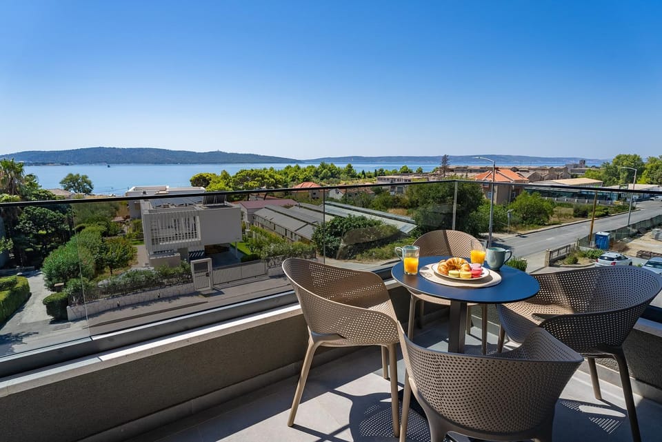 Natural landscape, View (from property/room), Balcony/Terrace, Seating area, Sea view