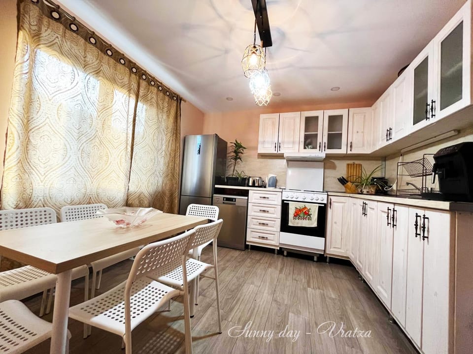 Coffee/tea facilities, Kitchen or kitchenette, Dining area, oven, stove, toaster