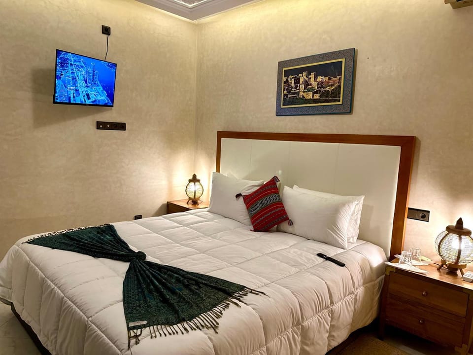 Bed, TV and multimedia, Bedroom