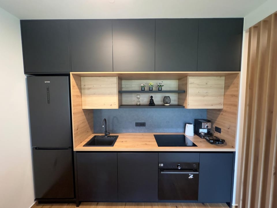 Coffee/tea facilities, Kitchen or kitchenette, stove