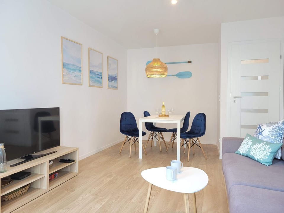 TV and multimedia, Living room, Seating area, Dining area, Evening entertainment