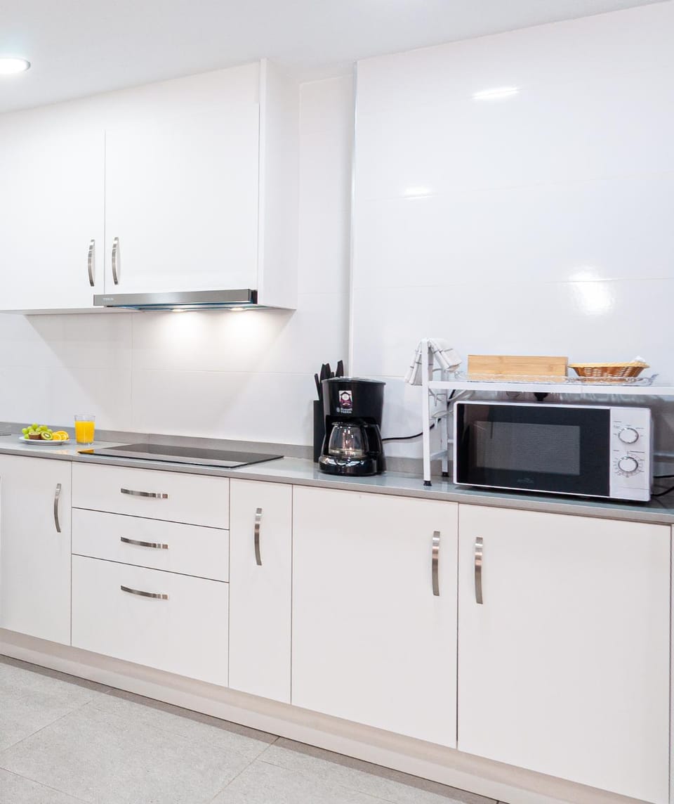 microwave, stove, kitchen