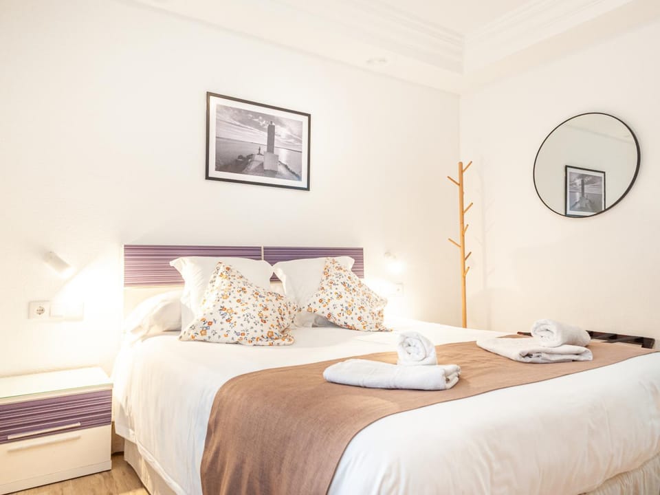 Bedroom, towels