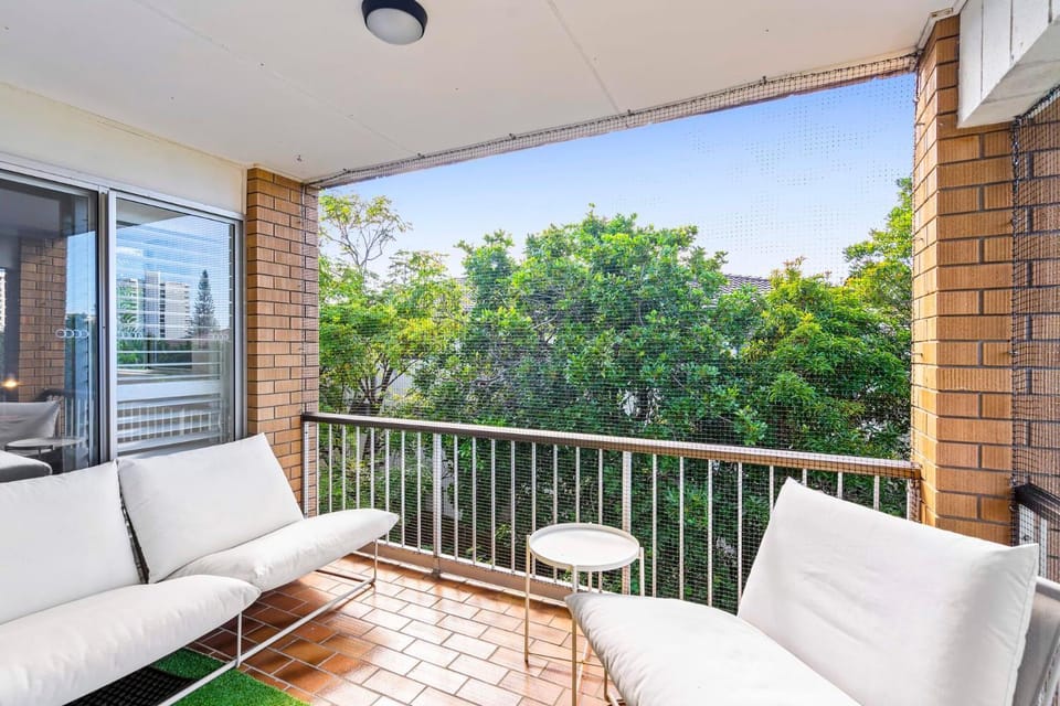 Salty Sea Breeze Burleigh Beachside Escape Apartment in Burleigh Heads