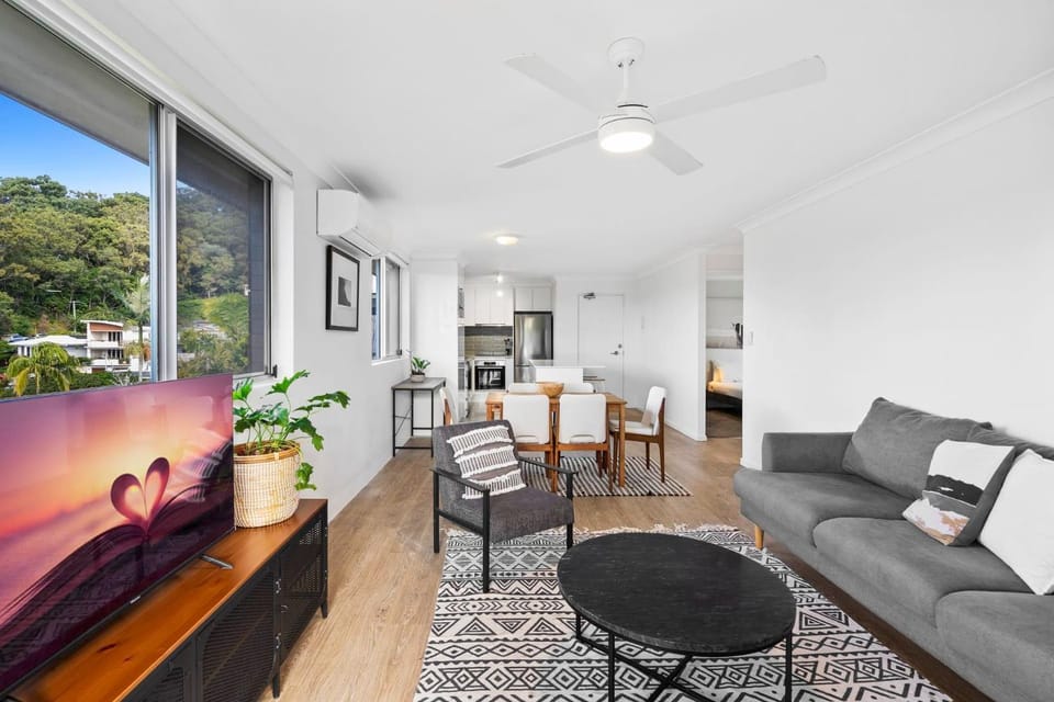 Salty Sea Breeze Burleigh Beachside Escape Apartment in Burleigh Heads