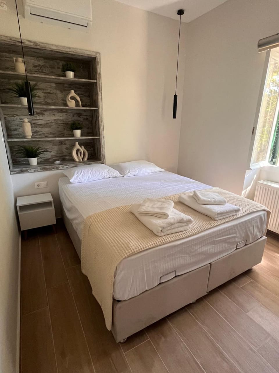 Bed, Bedroom, towels