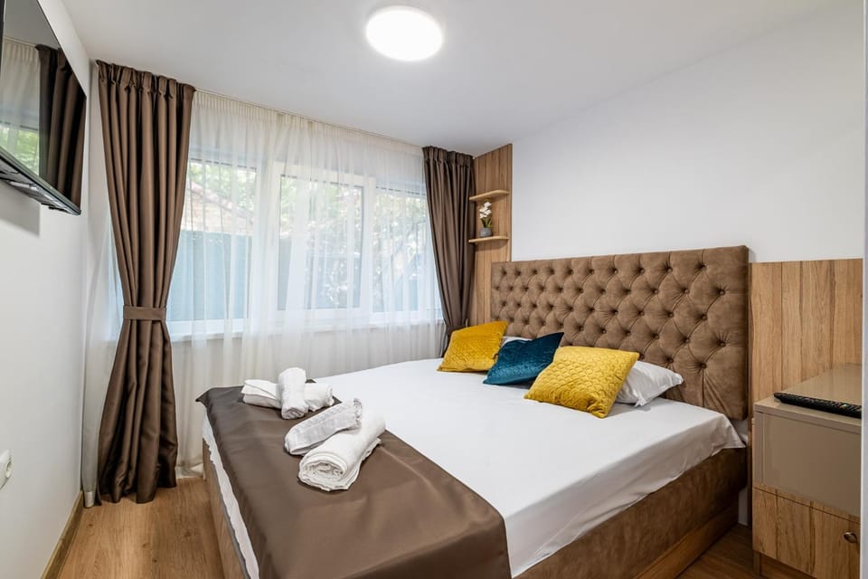 Bed, TV and multimedia, Photo of the whole room, Bedroom, towels
