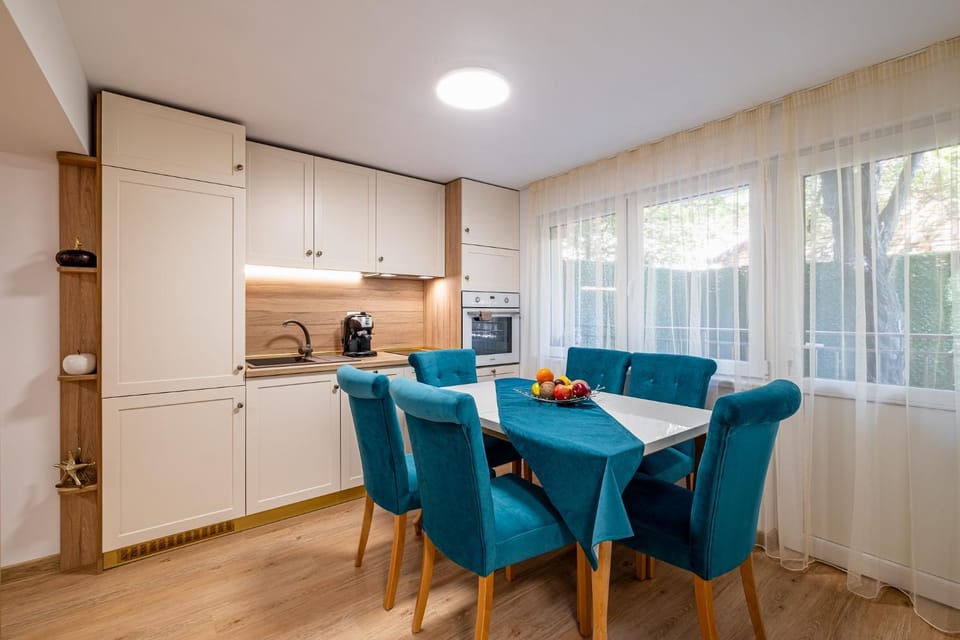 Coffee/tea facilities, Kitchen or kitchenette, Seating area, Dining area, oven, stove, toaster