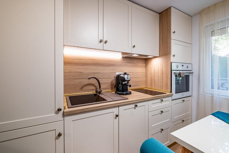 Coffee/tea facilities, Kitchen or kitchenette, stove