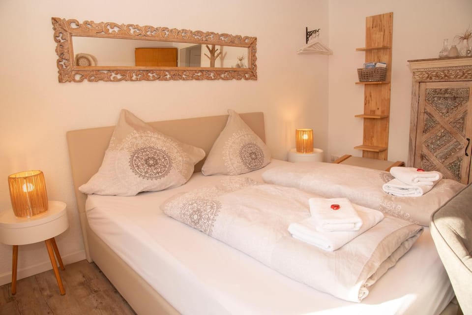 Bed, Photo of the whole room, Bedroom, towels