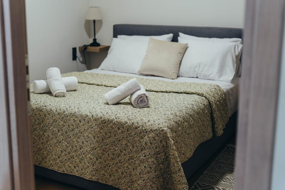 Bed, Photo of the whole room, Bedroom, towels