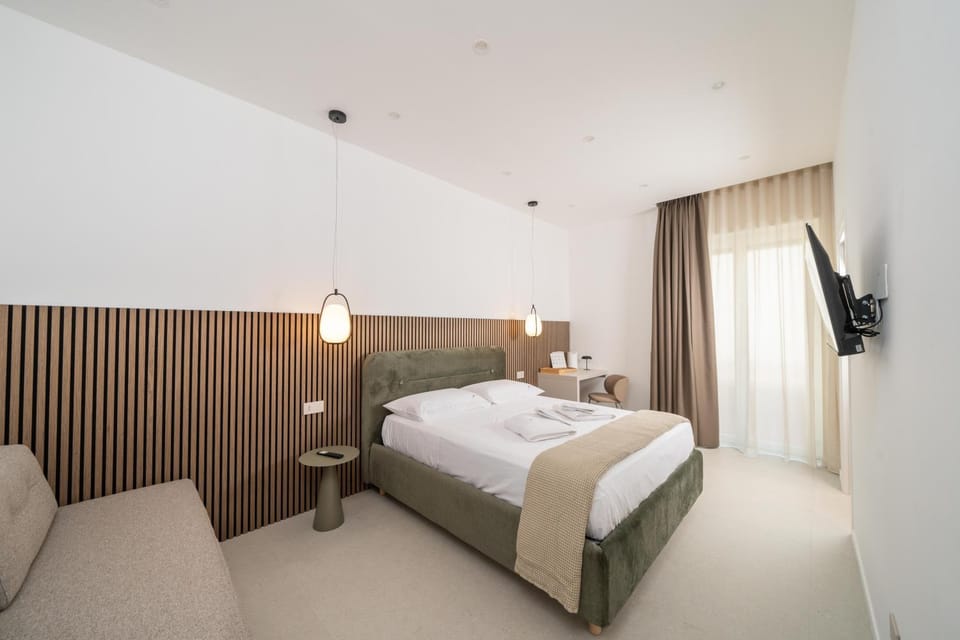 Bed, TV and multimedia, Bedroom