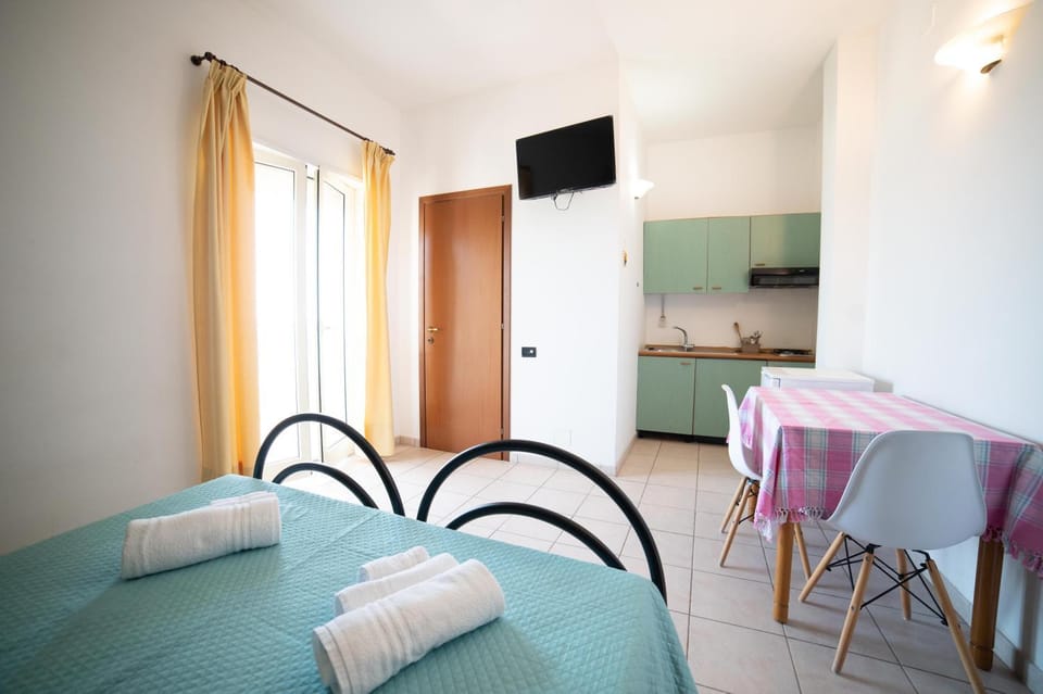 Dining area, Bedroom, stove