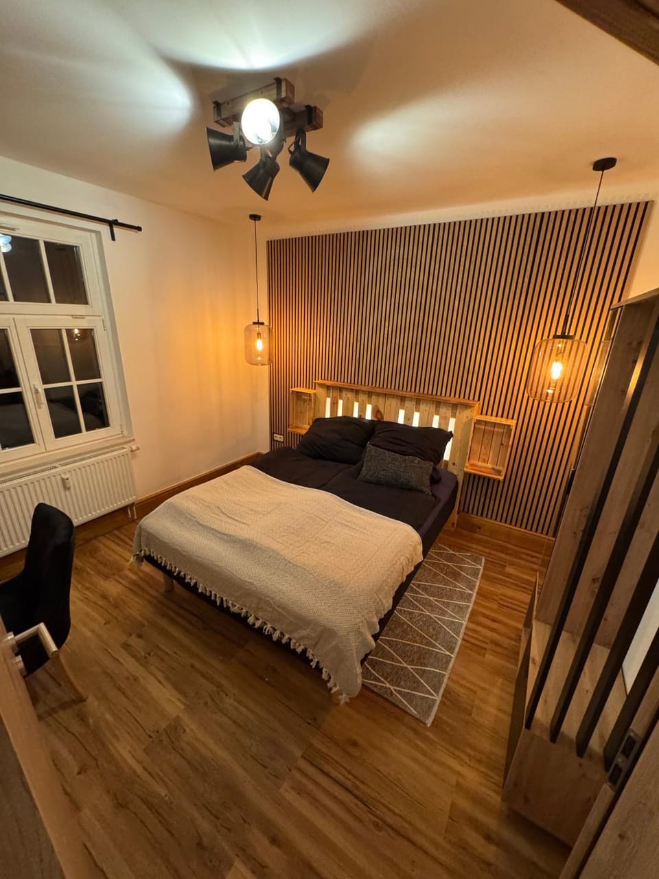 Photo of the whole room, Bedroom