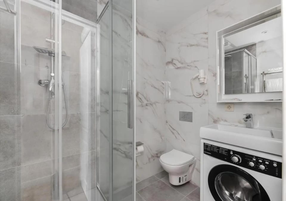 Shower, Toilet, Bathroom, towels, washing machine