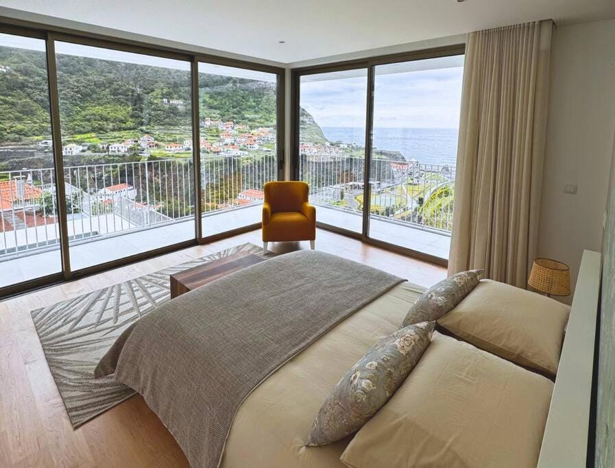 Bed, Natural landscape, View (from property/room), Balcony/Terrace, Bedroom, Mountain view