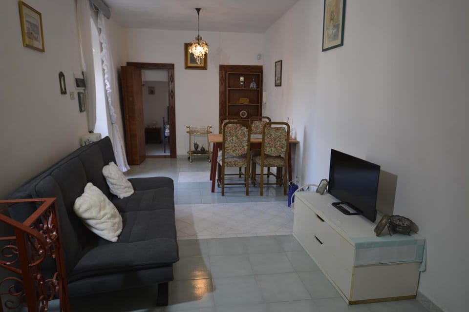 Communal lounge/ TV room, TV and multimedia, Living room, Dinner