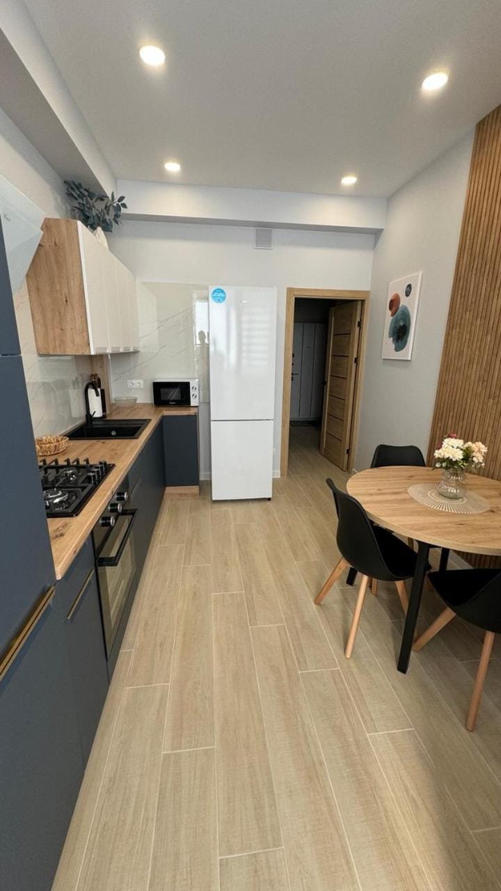 Kitchen or kitchenette, Dining area, microwave, oven, stove
