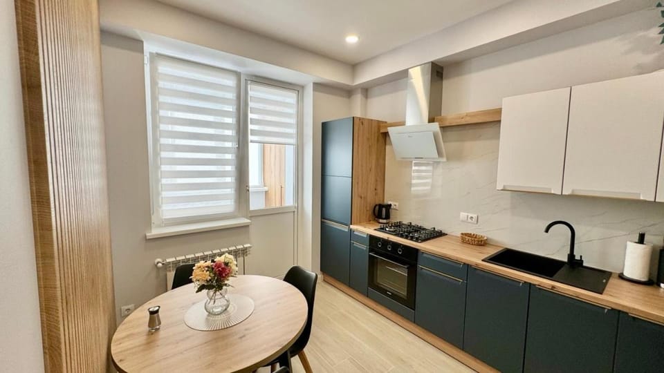Coffee/tea facilities, Kitchen or kitchenette, Dining area, stove, kitchen