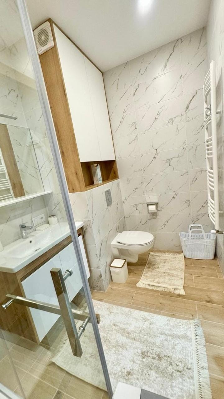 Shower, Toilet, Bathroom, towels