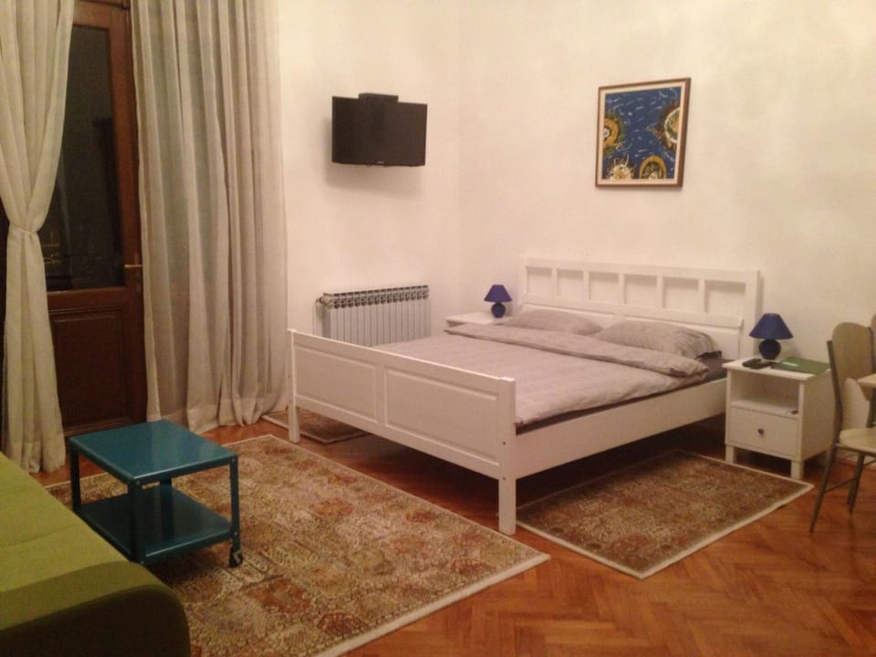 Bed, TV and multimedia, Balcony/Terrace, Seating area, Bedroom