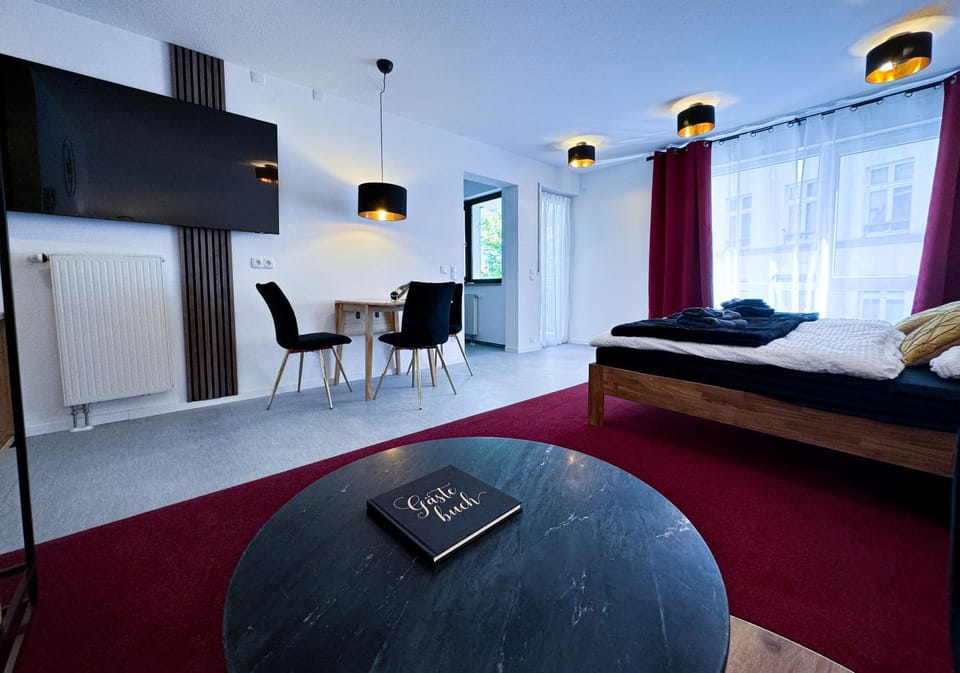 Bed, TV and multimedia, Living room, Photo of the whole room, Seating area, Bedroom