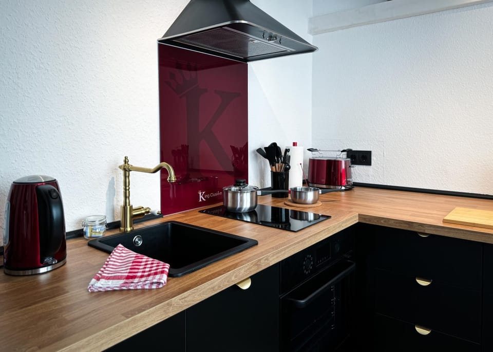 Coffee/tea facilities, Kitchen or kitchenette, stove, toaster