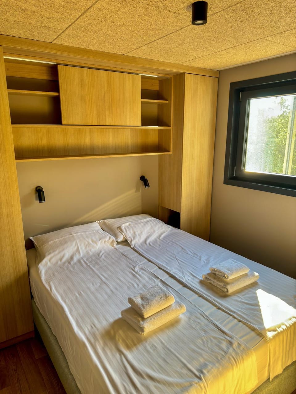 Bed, Bedroom, towels, wardrobe