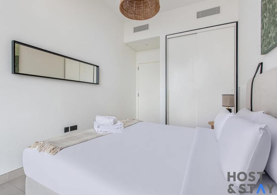 Bed, Bedroom, towels