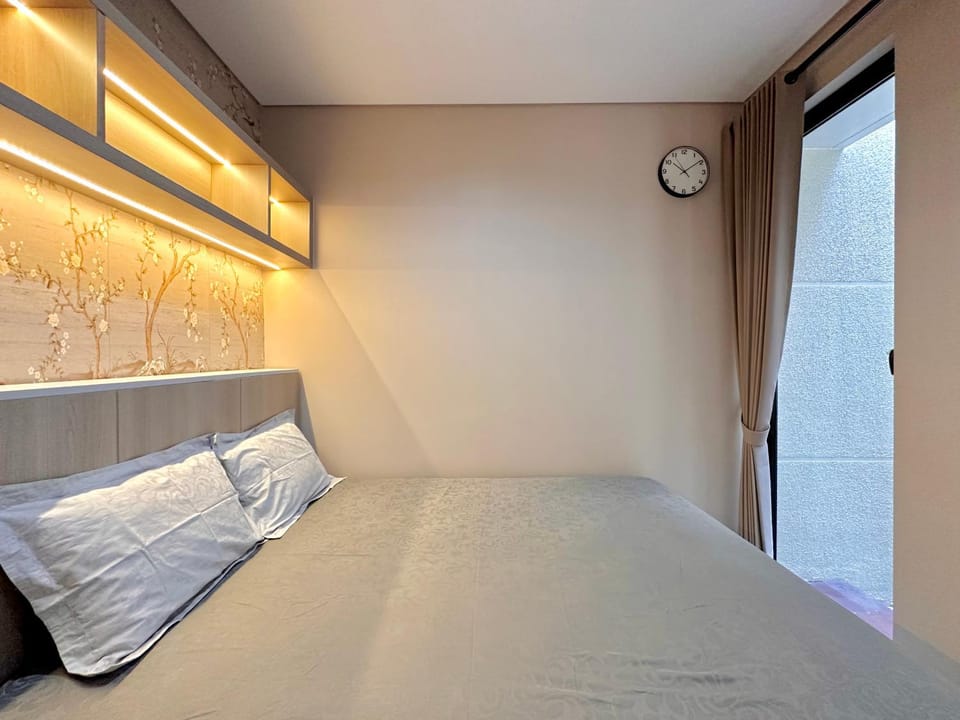 Property building, Bed, Bedroom