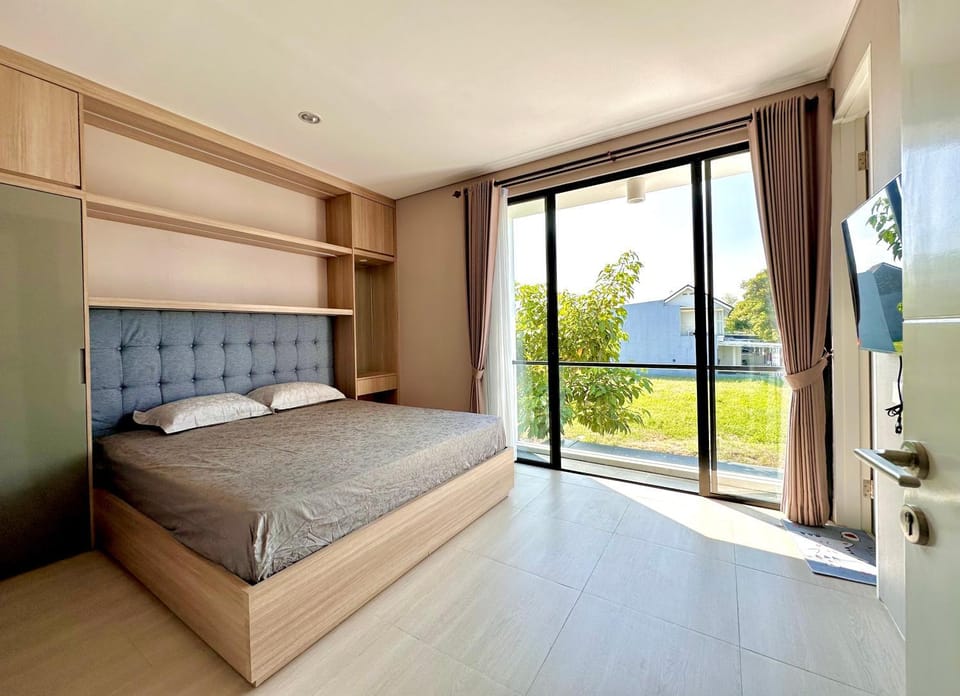Bed, Balcony/Terrace, Photo of the whole room, Bedroom