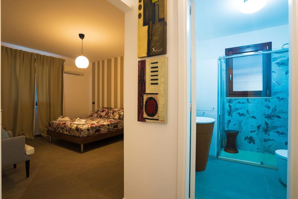 Bed, Bathroom, Photo of the whole room, Bedroom, towels