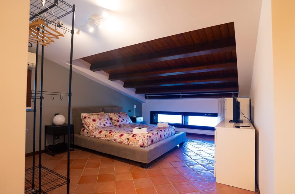 Bed, TV and multimedia, Photo of the whole room, Bedroom