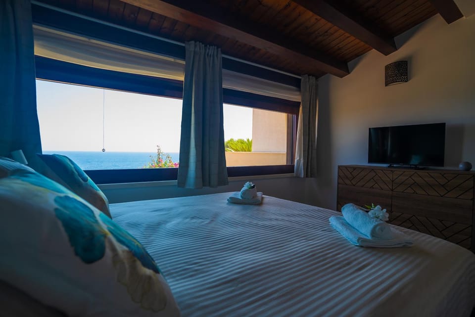 Bed, Natural landscape, TV and multimedia, Photo of the whole room, Bedroom, Sea view, towels