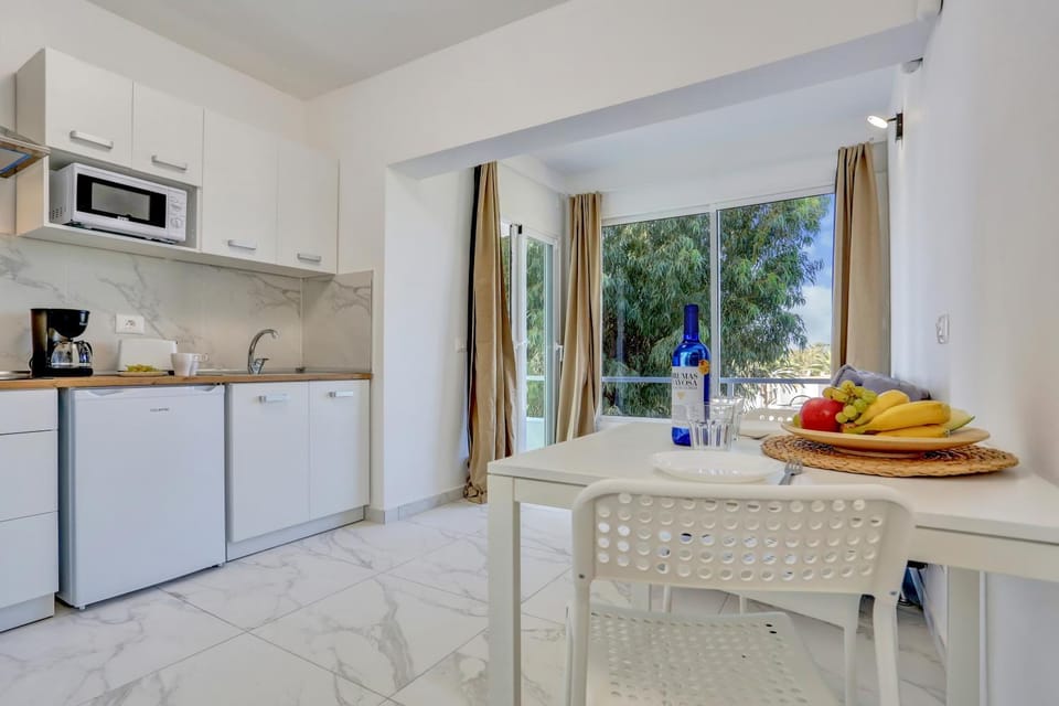 PARROT PARADISE STUDIO, WiFi, Smart Tv, Pool Apartment in Costa del Silencio