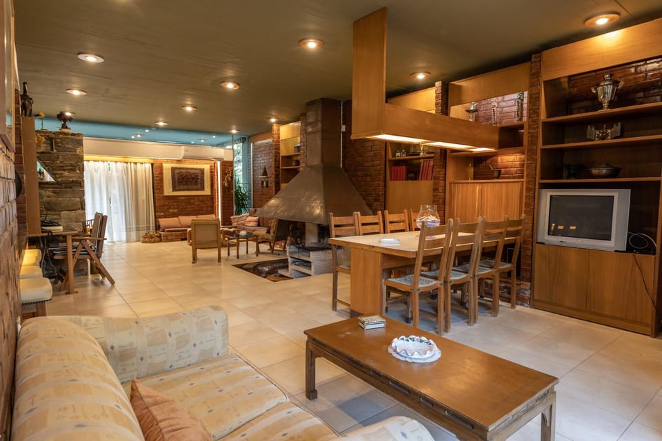 Communal lounge/ TV room, TV and multimedia, Living room, Seating area, Dining area