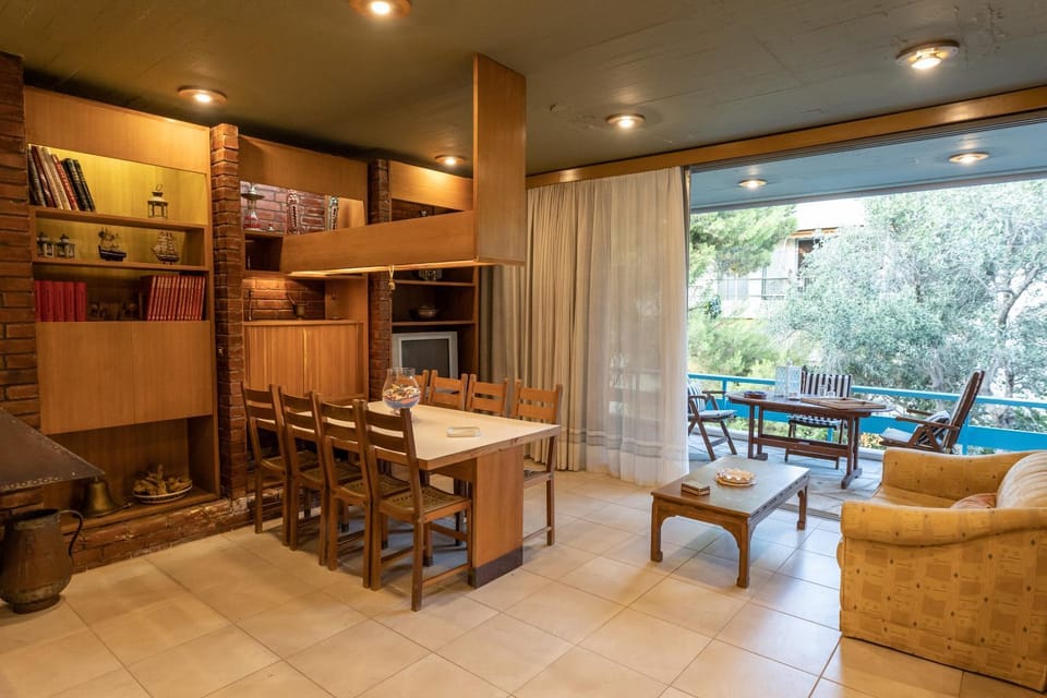 Patio, Living room, Seating area, Dining area