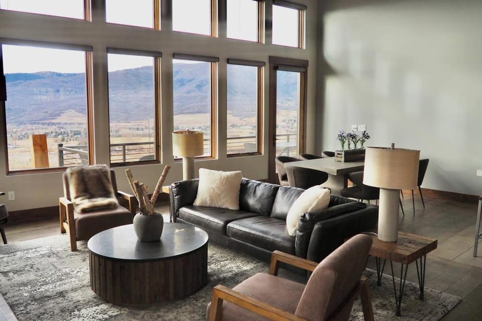 Living room, Dining area, Mountain view