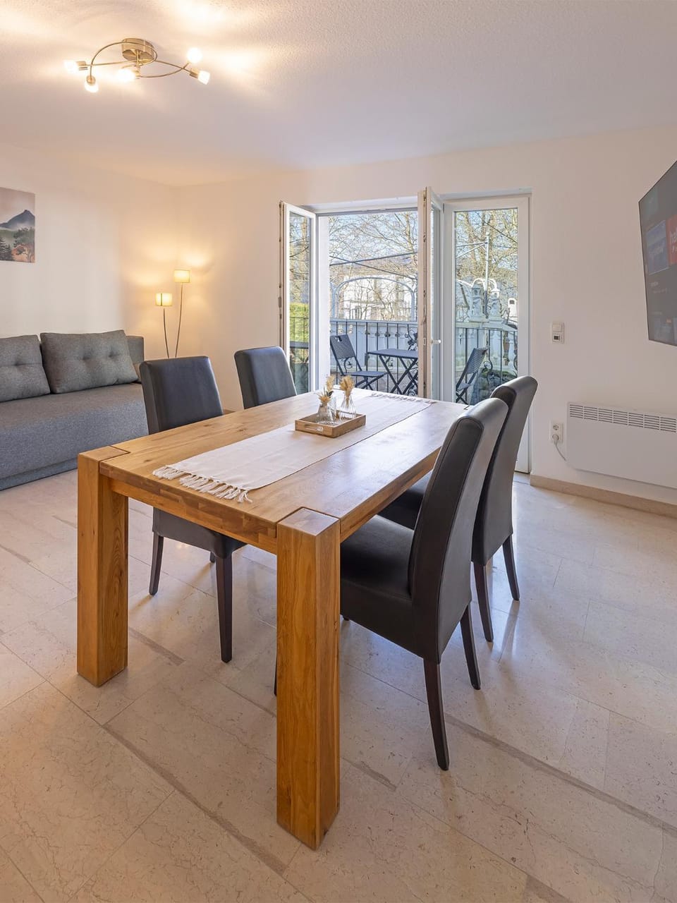 TV and multimedia, Living room, Seating area, Dining area