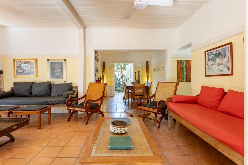 Casa Balinesa com Piscina e Serviços, Apenas 50m da Praia! House in Ilhabela