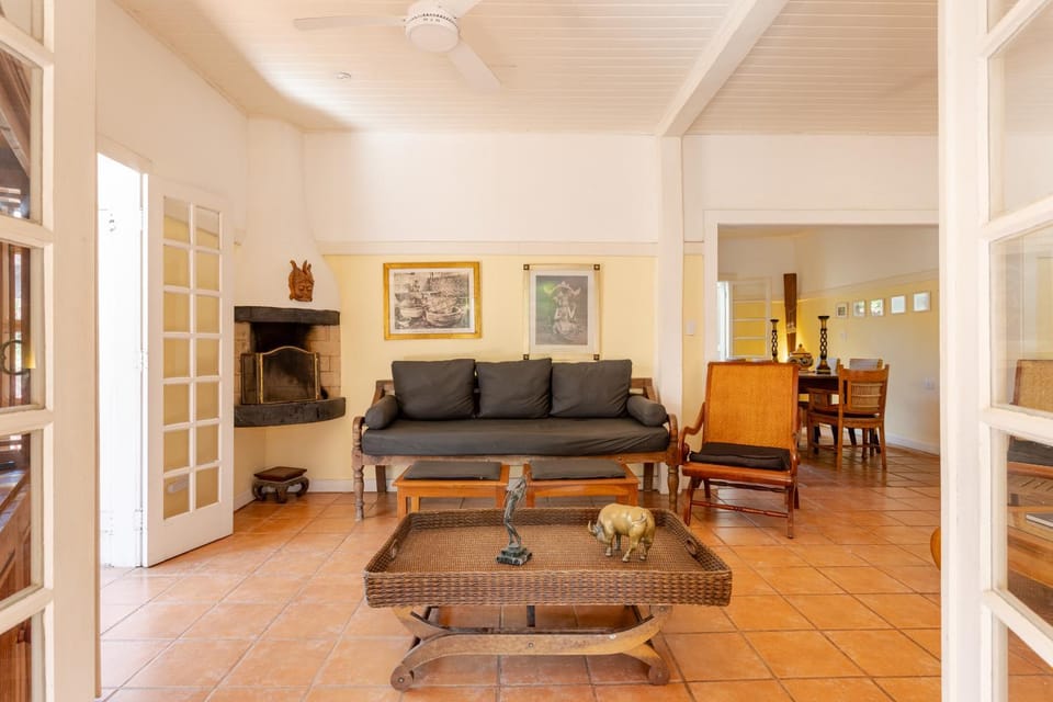 Casa Balinesa com Piscina e Serviços, Apenas 50m da Praia! House in Ilhabela