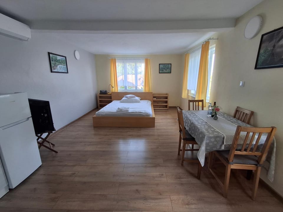 Chatka przy kapliczce House in Lesser Poland Voivodeship