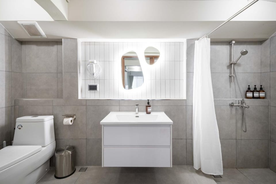 Shower, Toilet, Bathroom, towels