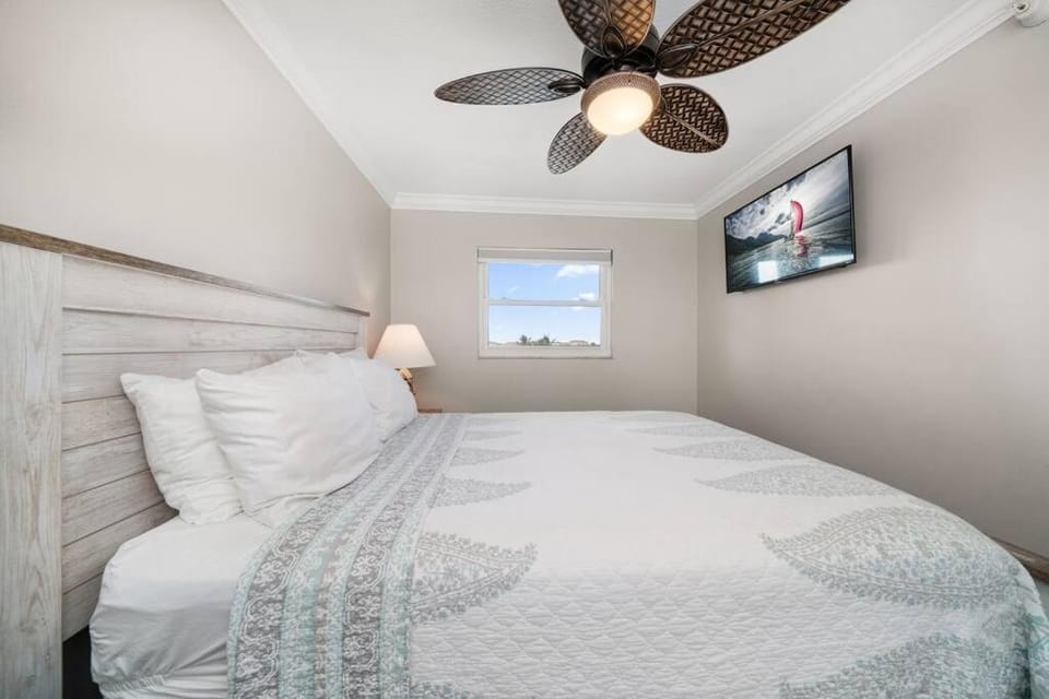 Bed, TV and multimedia, Bedroom