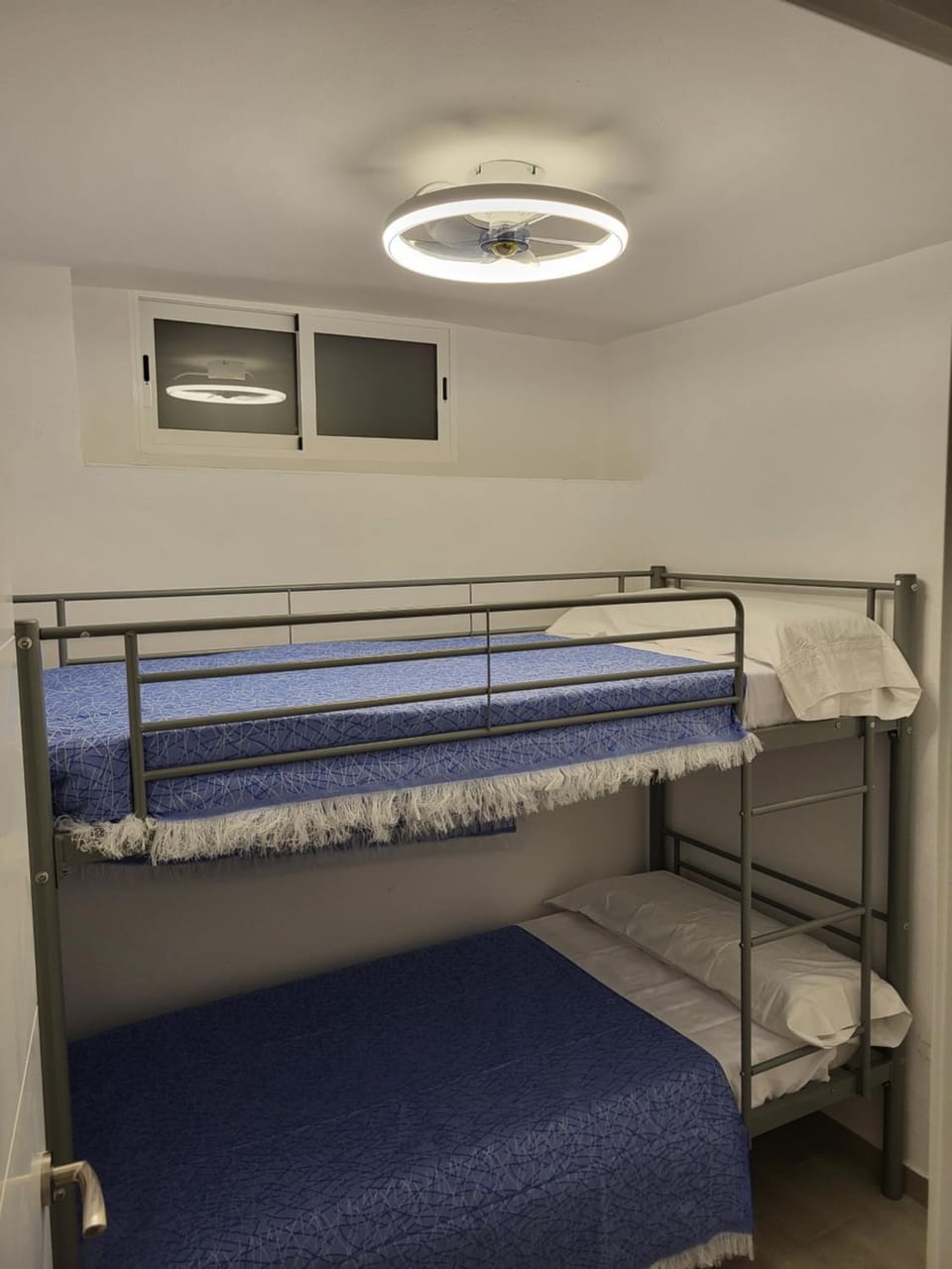 Bedroom, bunk bed