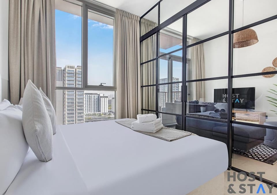 Bed, TV and multimedia, Living room, Seating area, Bedroom